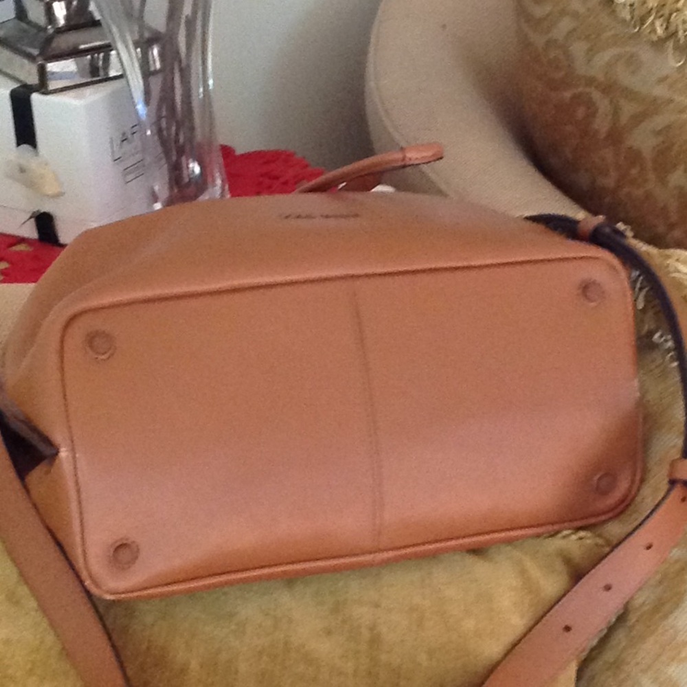 🍂🔴🍂 Cole Haan - Grand Series Leather Bucket Bag - Picture 6 of 11